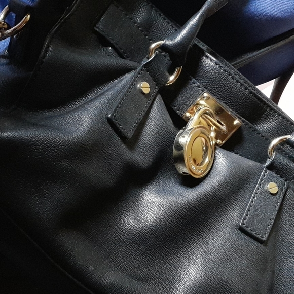 Michael Kors Hamilton MK black leather handbag shoulder bag gold chain detail - Picture 5 of 8
